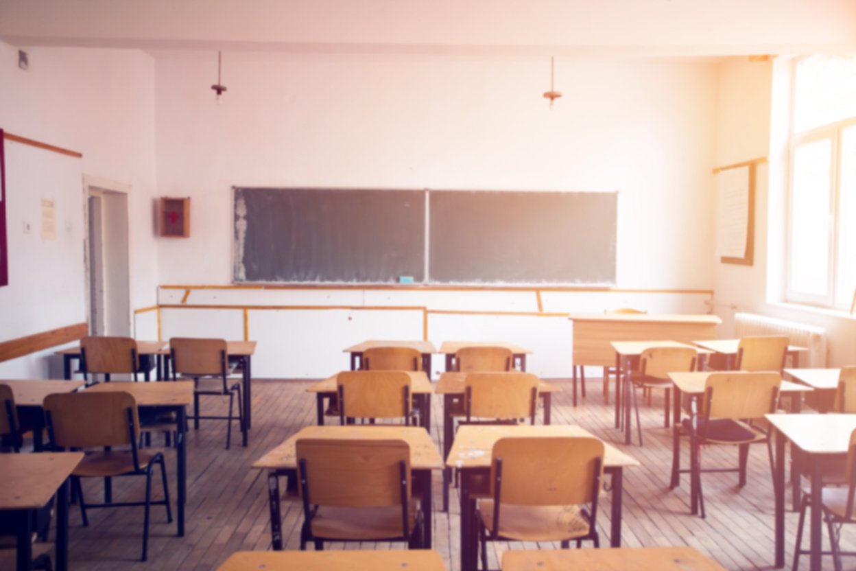 Blurred background of school classroom.